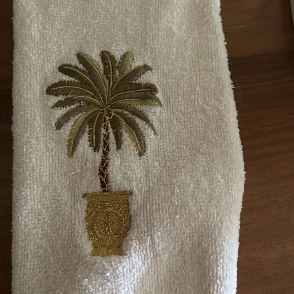Palm tree finger tip towel